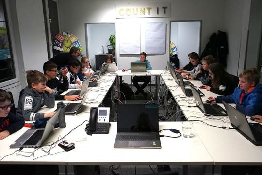 Hour of Code - Gruppe programmiert @ COUNT IT Group