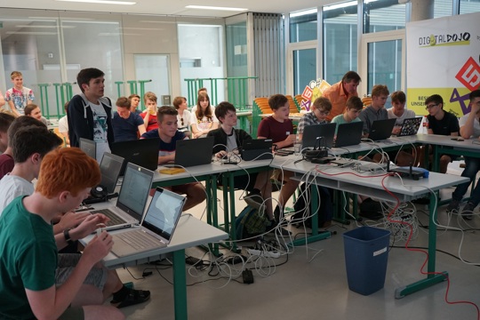 Schüler an ihren Laptops